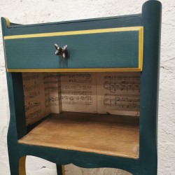 Table de nuit verte et jaune